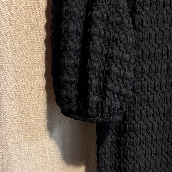 Chic Black Textured Midi Dress - Picture 6 of 8